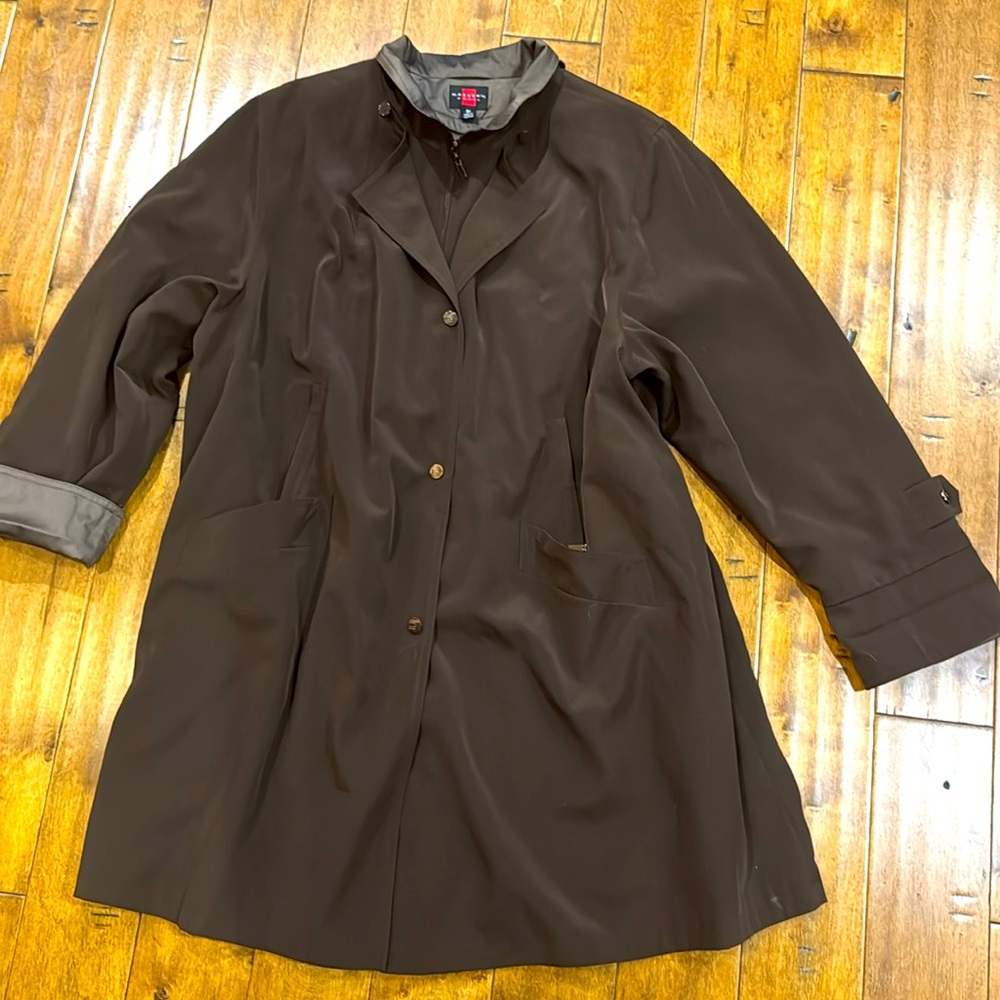 GALLERY WOMAN TRENCH COAT. BROWN WITH OLIVE GREEN ACCENTS